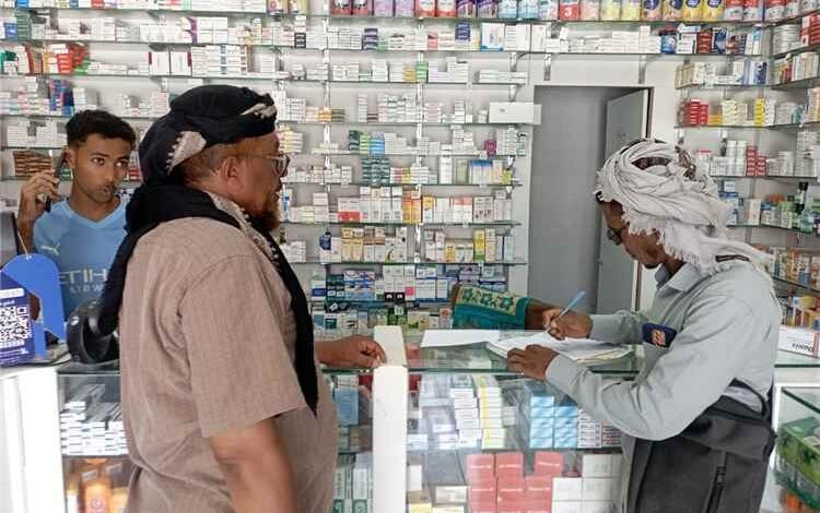 مكتب الصناعة والتجارة بمديرية الشحر ينفذ حملة ميدانية لمتابعة السجل التجاري والرقابة على الأسواق