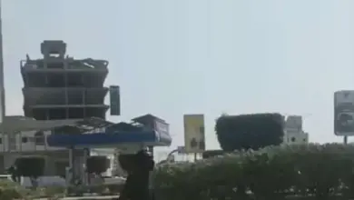مواطنون في عدن يشكون شاباً يُشعل النيران أمام العمائر السكنية ويثير الخوف بين الأهالي