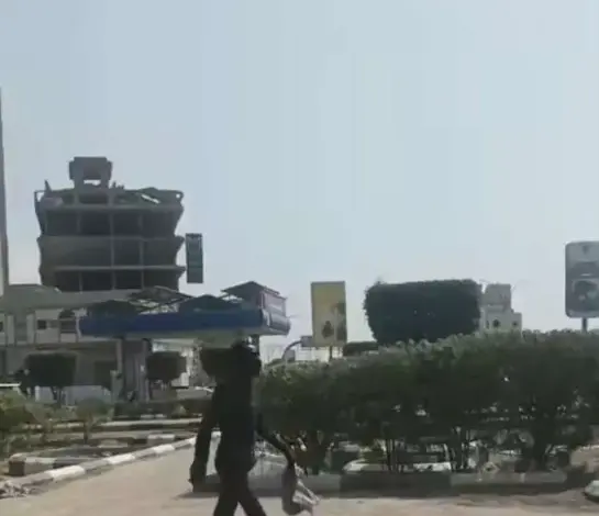 مواطنون في عدن يشكون شاباً يُشعل النيران أمام العمائر السكنية ويثير الخوف بين الأهالي