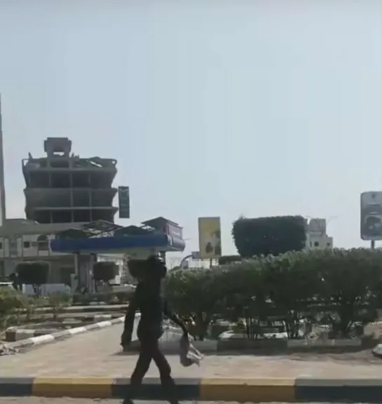 مواطنون في عدن يشكون شاباً يُشعل النيران أمام العمائر السكنية ويثير الخوف بين الأهالي