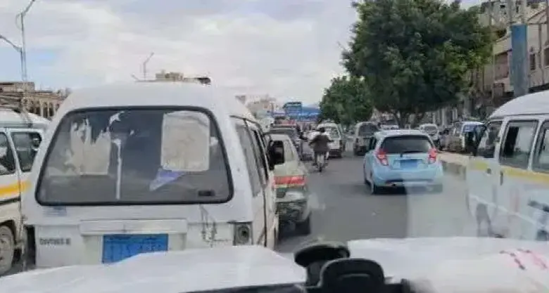 موكب عرس يقطع شارع الستين في صنعاء ويشل حركة المرور