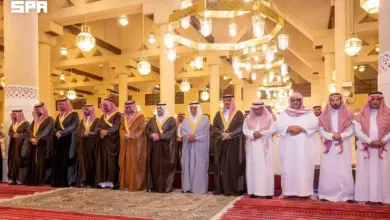 نائب أمير الرياض يؤدي صلاة الميت على حسان يوسف ياسين ويواسي أسرته في جامع الإمام تركي