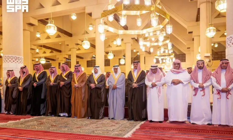 نائب أمير الرياض يؤدي صلاة الميت على حسان يوسف ياسين ويواسي أسرته في جامع الإمام تركي