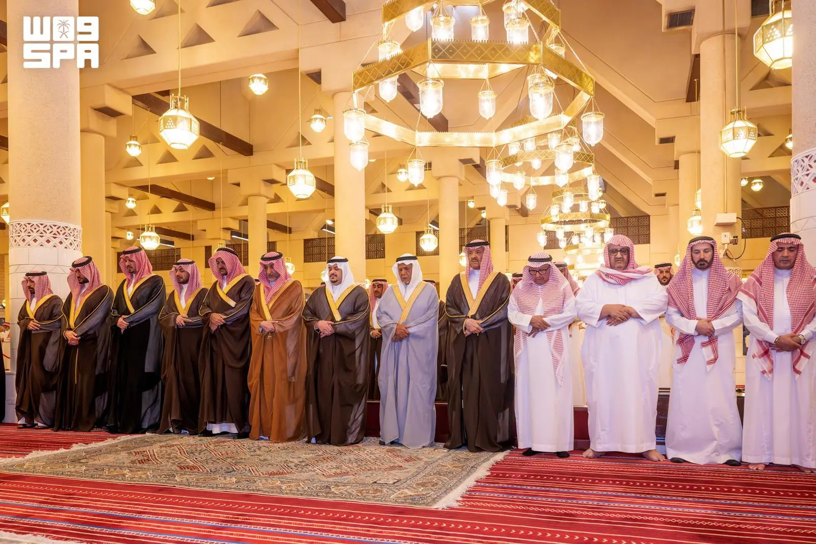 نائب أمير الرياض يؤدي صلاة الميت على حسان يوسف ياسين ويواسي أسرته في جامع الإمام تركي