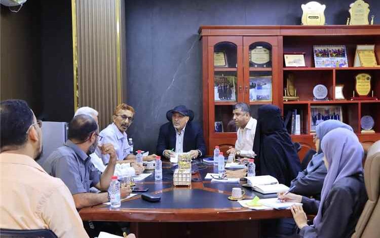 نائب وزير الصناعة والتجارة يناقش ضبط أسعار السلع الأساسية وتعزيز الرقابة الميدانية في المحافظات