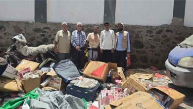 نيابة الصناعة والتجارة بعدن تتلف طنًا من السجائر والشيش الإلكترونية المهربة والمنتهية الصلاحية