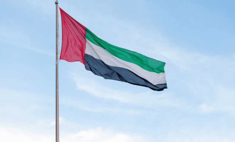 هجمات إيرانية تستهدف الإمارات.. صواريخ ومسيرات وحريق في الفجيرة النفطي
