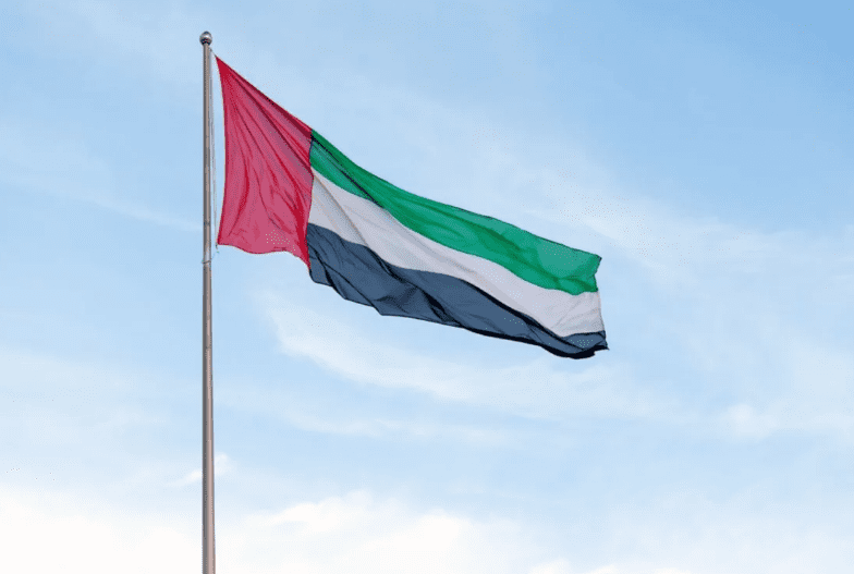 هجمات إيرانية تستهدف الإمارات.. صواريخ ومسيرات وحريق في الفجيرة النفطي