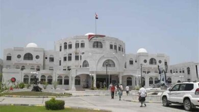هجوم بقنبلة صوتية يستهدف مبنى نيابة أبين ومسلحون يلوذون بالفرار