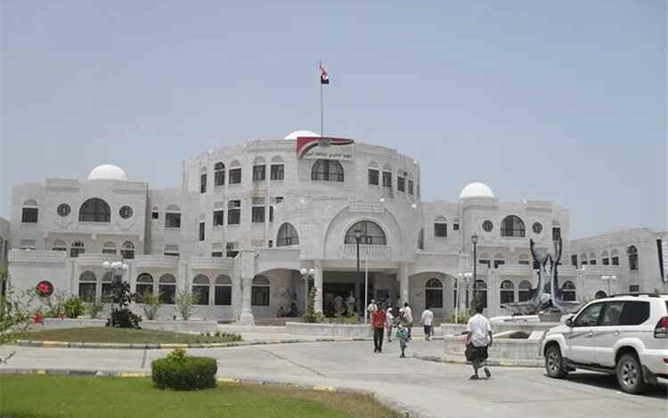 هجوم بقنبلة صوتية يستهدف مبنى نيابة أبين ومسلحون يلوذون بالفرار