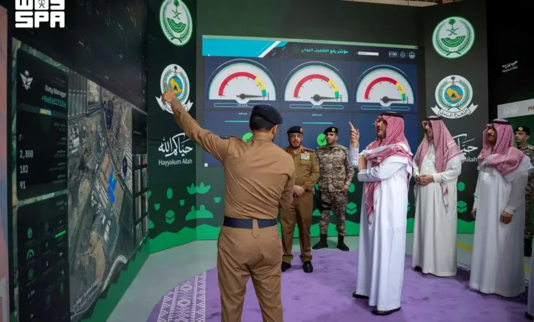 وزير الداخلية يتفقد جاهزية الدفاع المدني في منى ويطّلع على أنظمة التنبؤ بالمخاطر