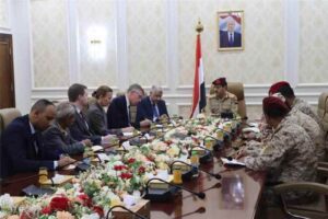 وزير الدفاع يناقش مع المستشار العسكري للمبعوث الأممي تطورات الاوضاع في اليمن