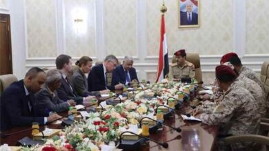 وزير الدفاع يناقش مع المستشار العسكري للمبعوث الأممي تطورات الاوضاع في اليمن