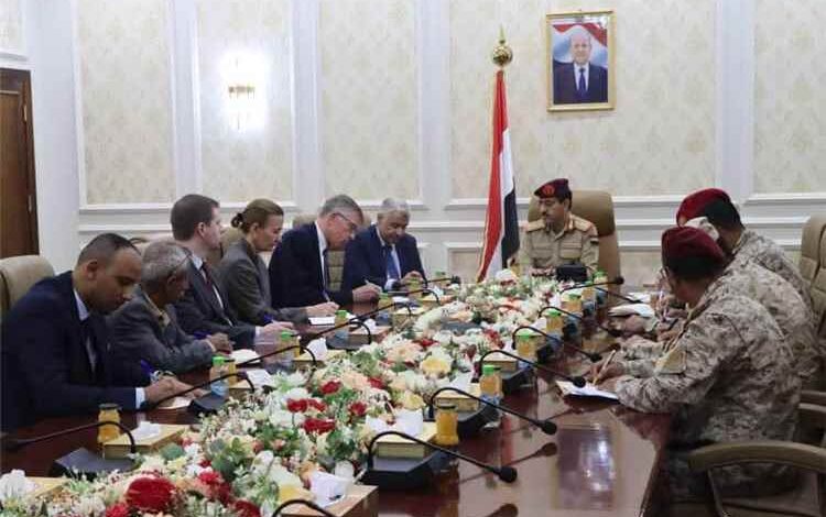 وزير الدفاع يناقش مع المستشار العسكري للمبعوث الأممي تطورات الاوضاع في اليمن