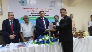 وزير الشباب والرياضة يكرم عدد من الموظفين والعاملين المتميزين في الوزارة والأكثر التزامًا وانضباطًا