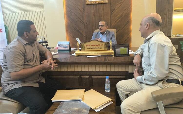 وزير الصحة يلتقي مدير مركز الغسيل الكلوي بمحافظة الضالع