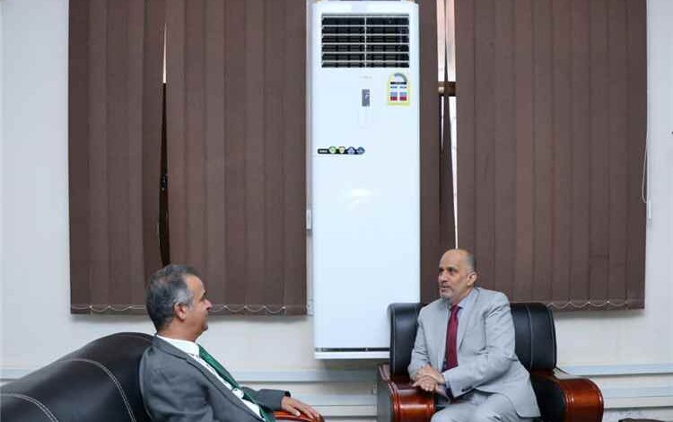 وزير المالية يناقش مع السفير الليبي مستجدات الأوضاع الاقتصادية في اليمن