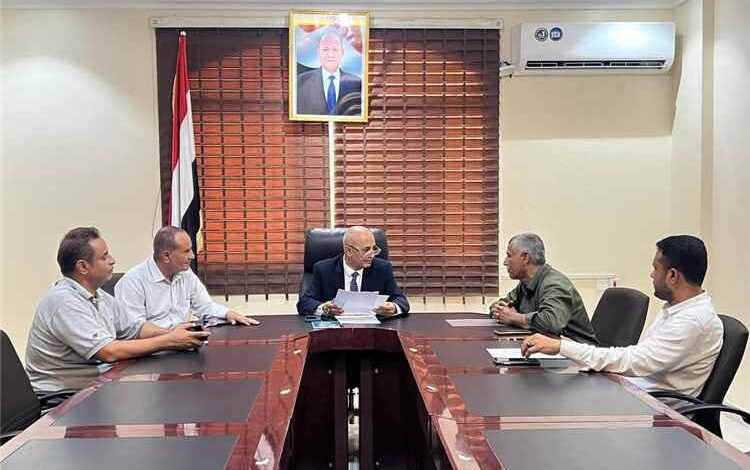 وزير المياه والبيئة يطلع على أوضاع فرع مؤسسة المياه والصرف الصحي بعتق