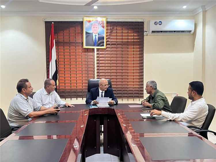 وزير المياه والبيئة يطلع على أوضاع فرع مؤسسة المياه والصرف الصحي بعتق