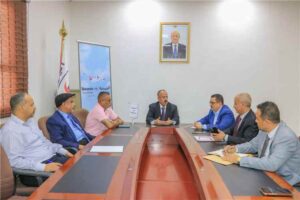 وزير النقل يناقش مع قيادة "اليمنية" تداعيات أزمة وقود الطائرات وخطط تعزيز استقرار التشغيل