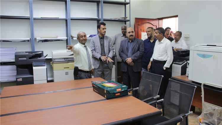 وكيل المحافظة الجيلاني يطلع على سير عمل المطبعة السرية وكنترول حضرموت التربوي
