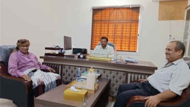 نائب رئيس جامعة المهرة للدراسات العليا والبحث العلمي يلتقي بعمداء الكليات لمناقشة تطوير برامج الدراسات العليا بالجامعة.
