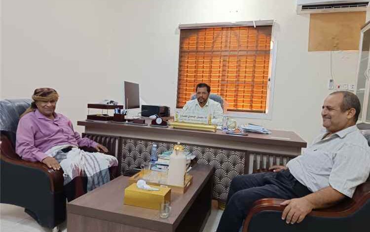 نائب رئيس جامعة المهرة للدراسات العليا والبحث العلمي يلتقي بعمداء الكليات لمناقشة تطوير برامج الدراسات العليا بالجامعة.