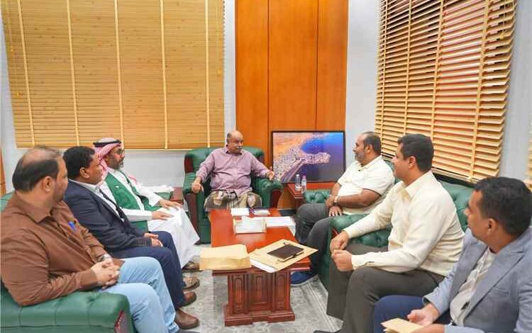 عضو مجلس القيادة الرئاسي محافظ حضرموت يطّلع على تدخلات مركز الملك سلمان للإغاثة ويؤكد دعم المشاريع الإنسانية والتنموية بالمحافظة