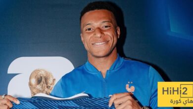 صورة .. ديشامب يسلم مبابي قميص الهداف التاريخي للمنتخب