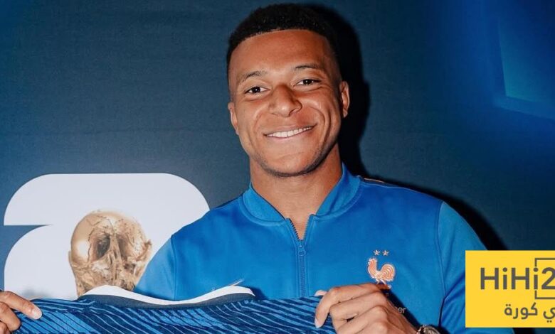 صورة .. ديشامب يسلم مبابي قميص الهداف التاريخي للمنتخب