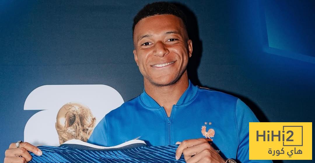 صورة .. ديشامب يسلم مبابي قميص الهداف التاريخي للمنتخب