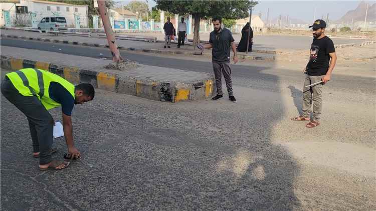 "الداؤودي" يوجه بحصر كافة الطرق الرئيسية المتهالكة في مديرية البريقة