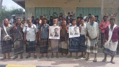 أبين: وقفة احتجاجية تطالب بإطلاق سراح الناشط أحمد مقرع الحنشي