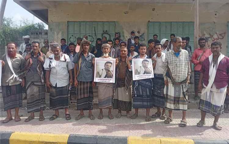 أبين: وقفة احتجاجية تطالب بإطلاق سراح الناشط أحمد مقرع الحنشي