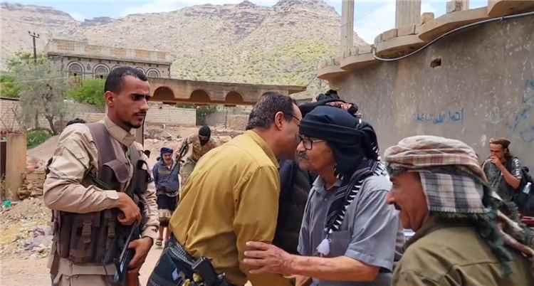 أثنـاء زيارتـه للمديريــة.. مشـائـخ ووجهـاء الحصيـن يعلنـون التعـاون المطلـق مـع مديـر عـام أمـن الضـالــع