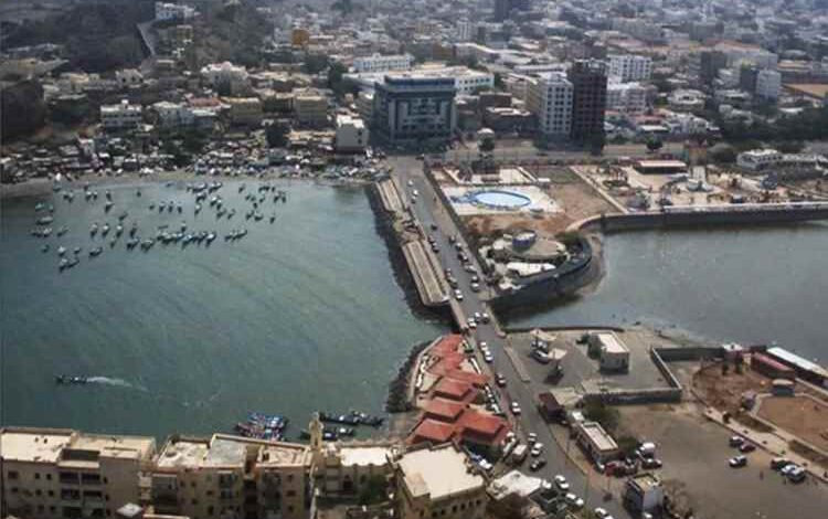 أطفال عدن يرفعون مناشدة مؤثرة: الحرارة تحاصر أجسادنا الصغيرة