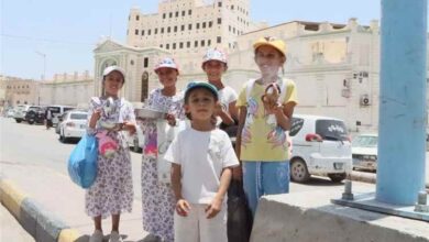 أطفال مدينة سيئون يستقبلون العام الهجري الجديد 1448هـ وآبائهم في الطوابير