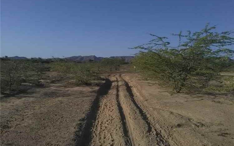 أهالي (جحرة ردوم) بمديرية الوضيع يناشدون المعنيين إصلاح طريقهم المتعثر لعقود.