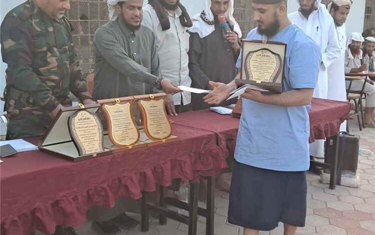 إدارة إصلاحية عدن المركزية تكرم عددًا من النزلاء الحافظين لكتاب الله تعالى