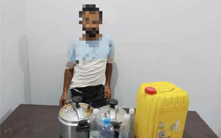 إدارة مكافحة المخدرات بالضالع تضبط معملاً لتصنيع الخمر البلدي وتلقي القبض على المتهم
