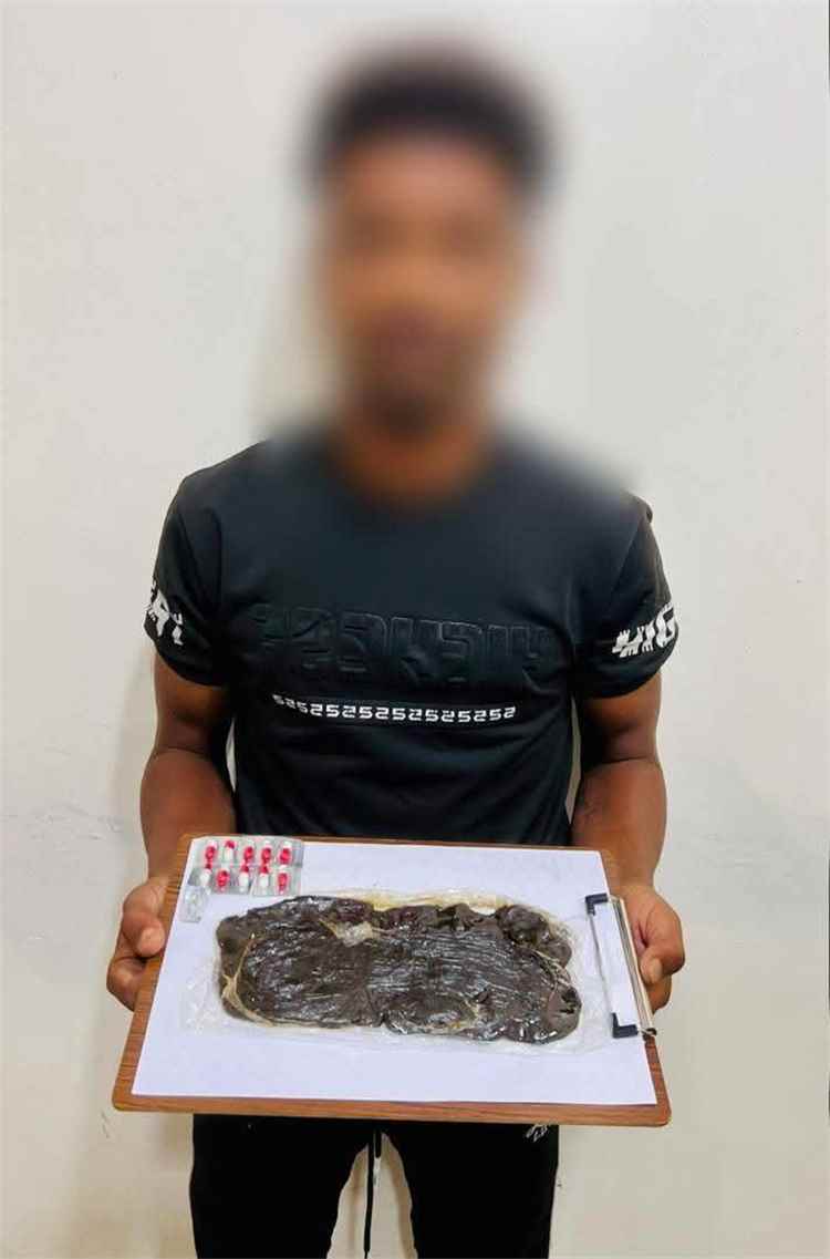 إدارة مكافحة المخدرات بعدن تطيح بمروج مخدرات نوع حشيش وبحوزته كمية بمنطقة القاهرة