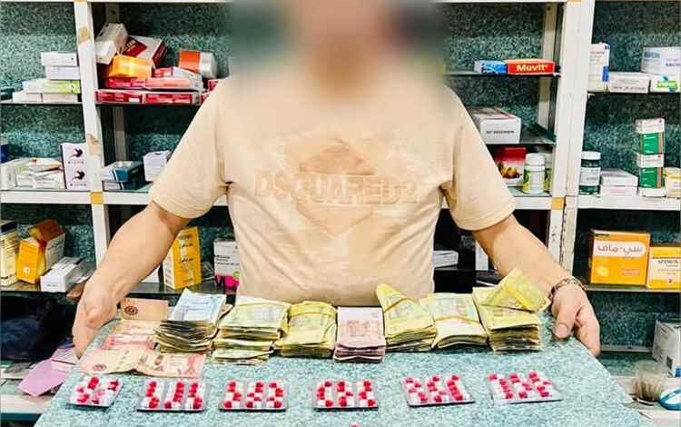إدارة مكافحة المخدرات في عدن بعملية نوعية وغير مسبوقة تلقي القبض على دكتور صيدلاني وهو يبيع حبوب البريجبالين المجرمة قانونياً داخل صيدلية بالمنصورة