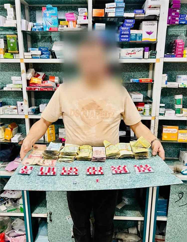 إدارة مكافحة المخدرات في عدن بعملية نوعية وغير مسبوقة تلقي القبض على دكتور صيدلاني وهو يبيع حبوب البريجبالين المجرمة قانونياً داخل صيدلية بالمنصورة