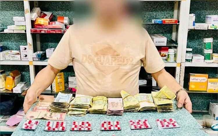 إدارة مكافحة المخدرات في عدن تلقي القبض على دكتور صيدلاني وهو يبيع حبوب البريجبالين المجرمة قانونياً داخل صيدلية بالمنصورة