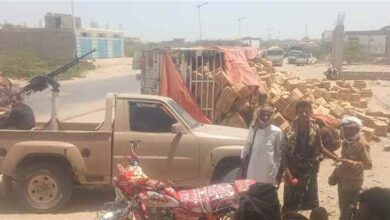 إنقلاب شاحنة محملة بكراتين الزيوت أمام مصنع الثلج بأحور