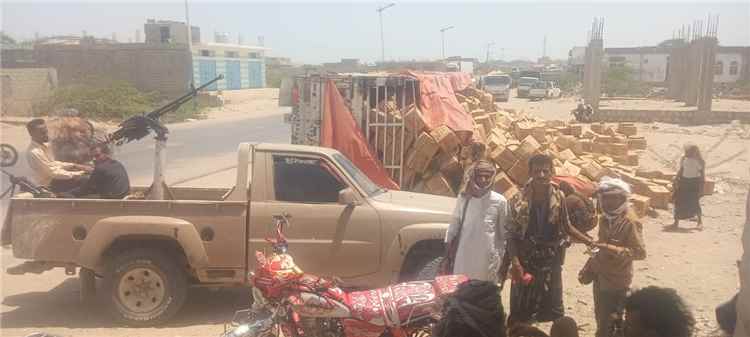 إنقلاب شاحنة محملة بكراتين الزيوت أمام مصنع الثلج بأحور