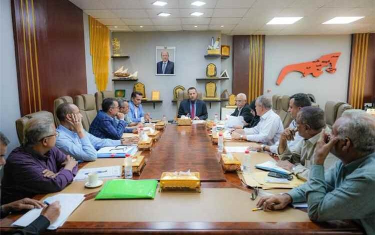اجتماع برئاسة محافظ عدن يقر مصفوفة أولية من المشاريع الخدمية والتنموية