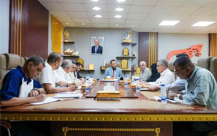 اجتماع بعدن يناقش عدد من المشاريع في قطاعات المياه والأشغال والكهرباء وتطوير الجانبين المالي والإداري