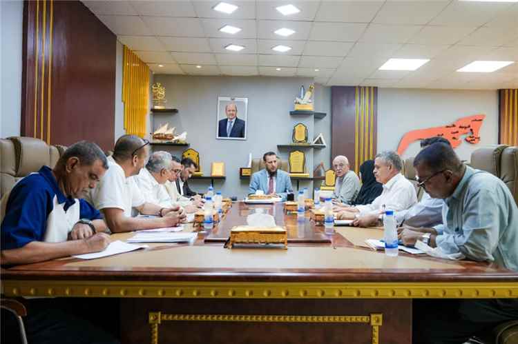 اجتماع بعدن يناقش عدد من المشاريع في قطاعات المياه والأشغال والكهرباء وتطوير الجانبين المالي والإداري