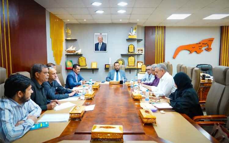 اجتماع بعدن يناقش عدداً من المشاريع في قطاعات المياه والنظافة والتحسين والطرقات